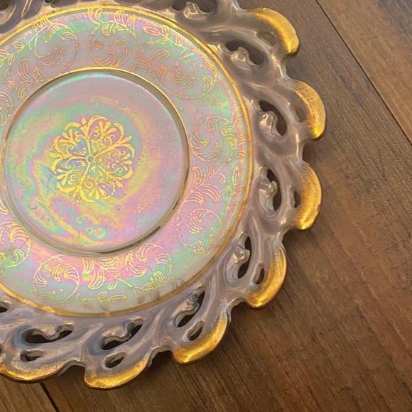Elegant Iridescent Plate with Gold Details - Picture 6 of 13